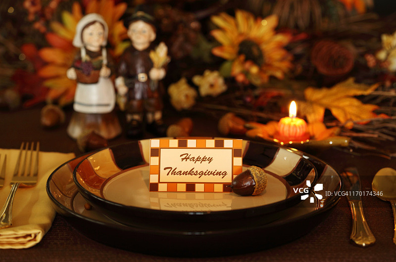 餐桌上摆放着秋花、朝圣者和蜡烛图片素材