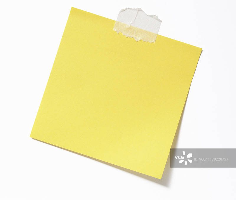白色背景上贴着胶带的黄色空白便签图片素材