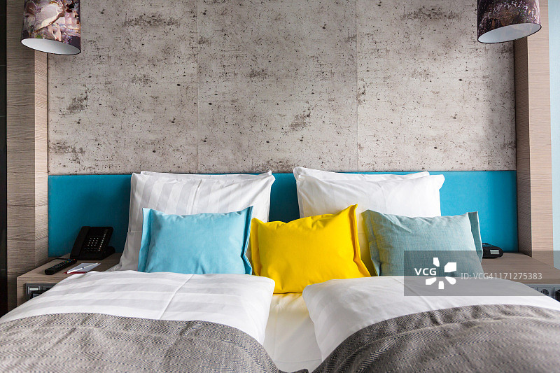 酒店房间的床上有五颜六色的枕头图片素材