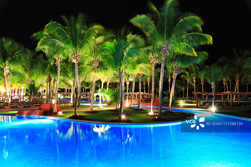 墨西哥尤卡坦半岛泳池边的夜晚图片素材