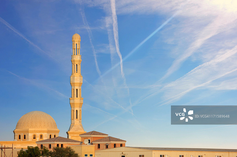 蓝天上美丽的清真寺图片素材