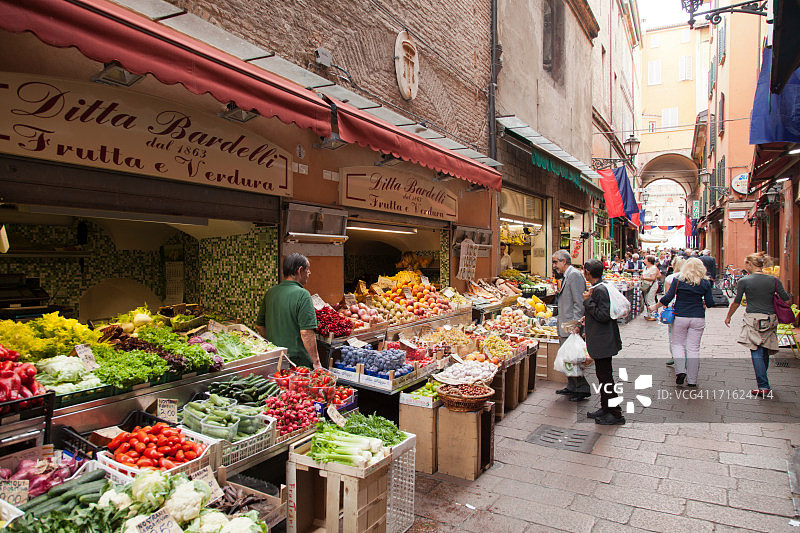 意大利博洛尼亚市场上的水果和蔬菜图片素材