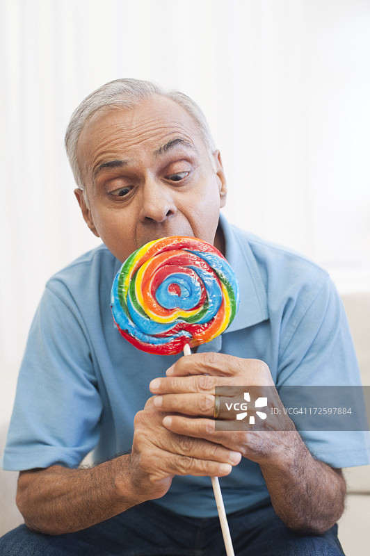 老人在吃棒棒糖图片素材