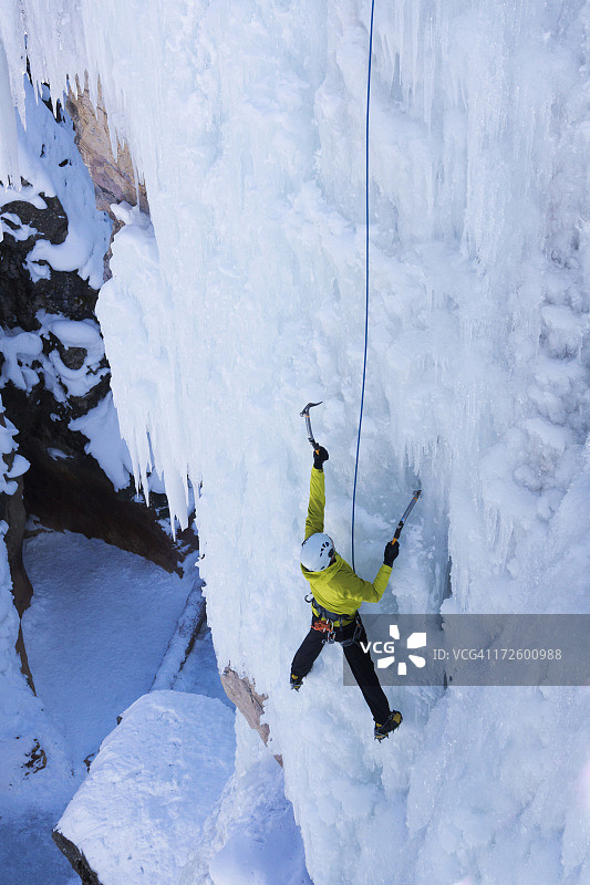 高加索登山者攀登冰川图片素材