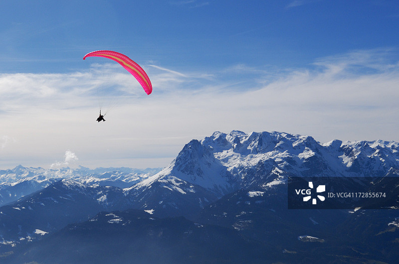 阿尔卑斯山的滑翔伞图片素材