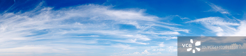 纤细的云全景图片素材