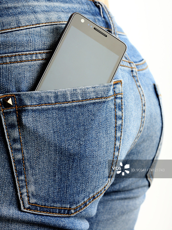 牛仔裤口袋里的智能手机图片素材