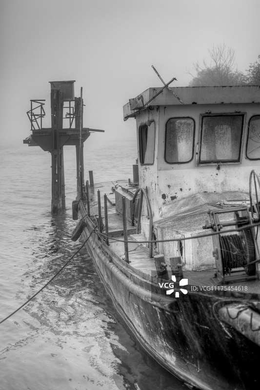 可怕和神秘的雾与Rusy船(HDR)图片素材