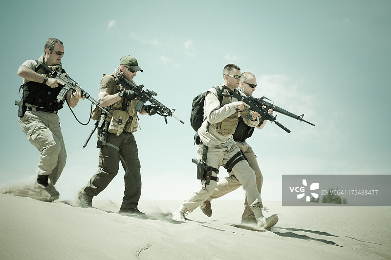 士兵排在沙漠中进行战斗训练图片素材