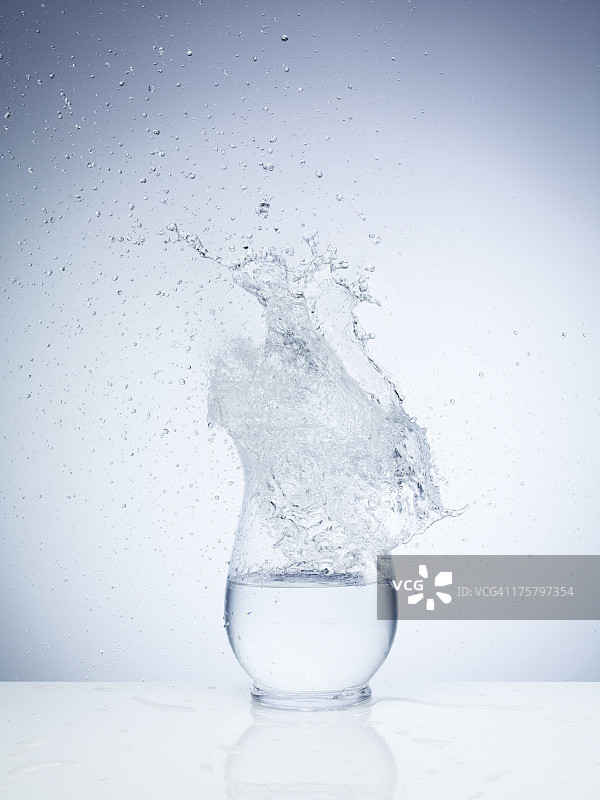 水在花瓶上爆炸的高速影像图片素材