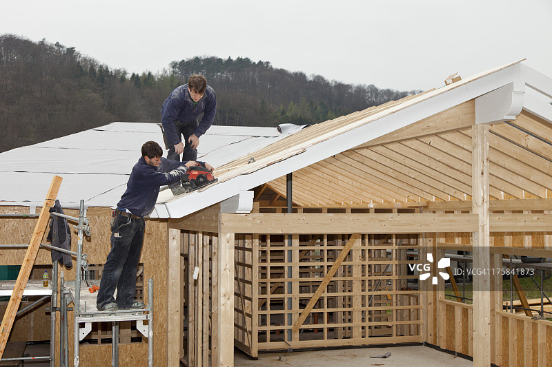 欧洲，德国，莱茵兰-普法尔茨，工人给房子盖屋顶图片素材