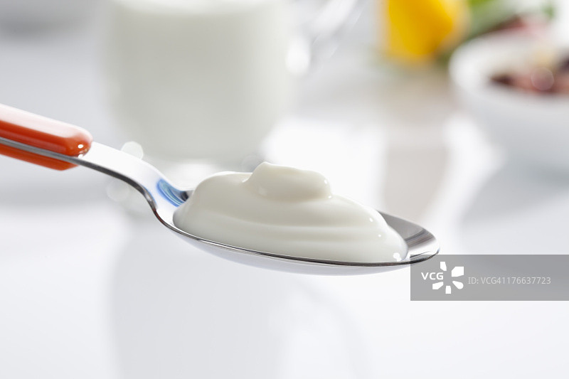白色背景下的一勺酸奶，特写图片素材