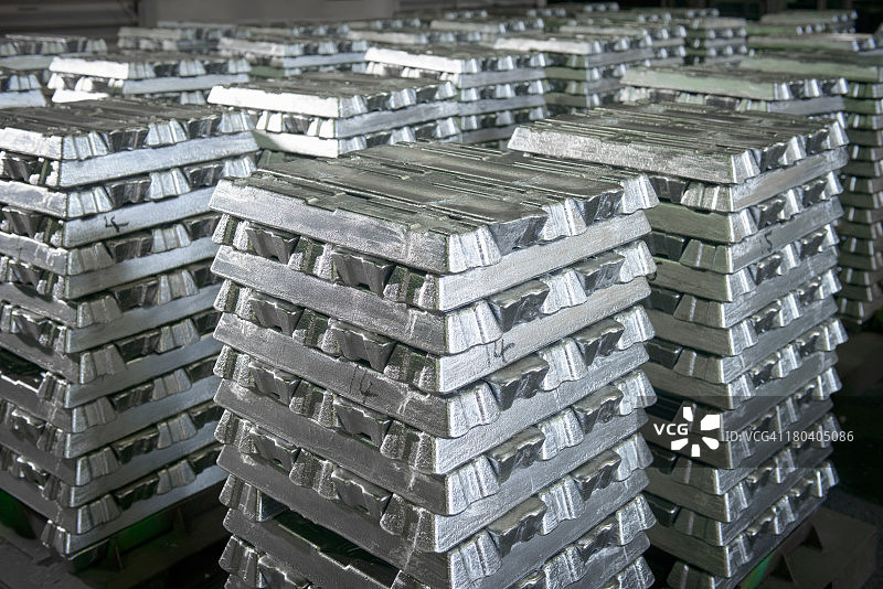 堆积在铝回收厂仓库等待交货的铸锭图片素材