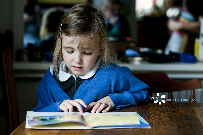 小女孩穿着校服看书图片素材