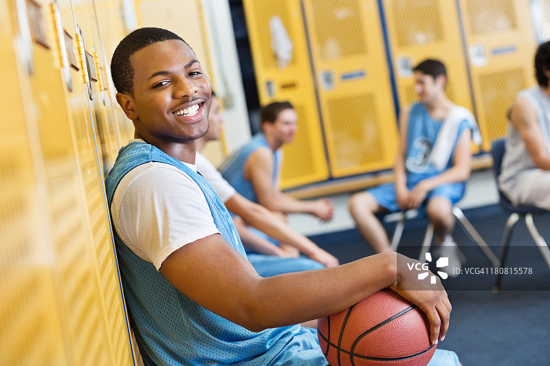 高中更衣室里快乐的少年篮球运动员图片素材