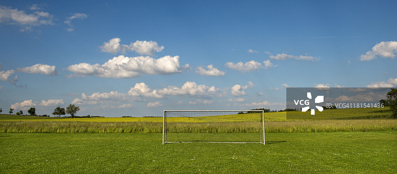 在春天的一个球场上的足球球门图片素材