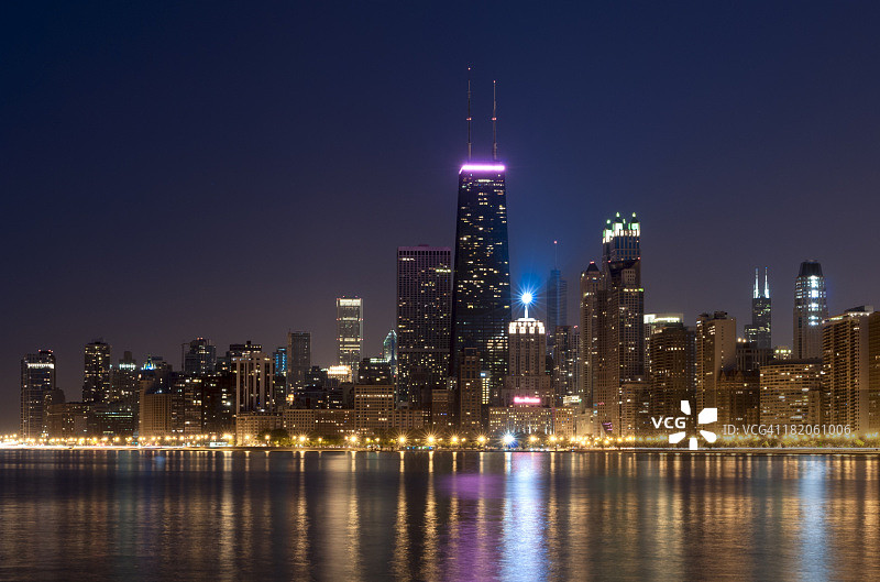 芝加哥北部夜晚的天际线图片素材