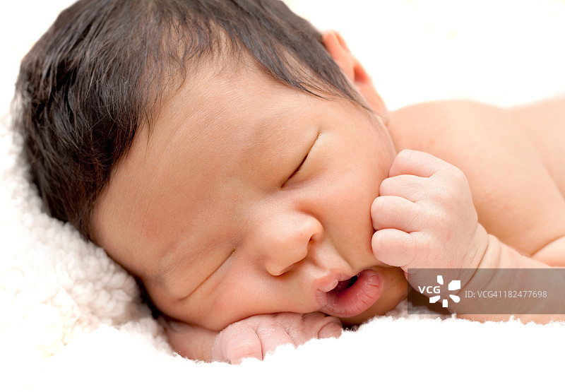 近距离睡眠新生儿摆姿势，亚洲种族图片素材