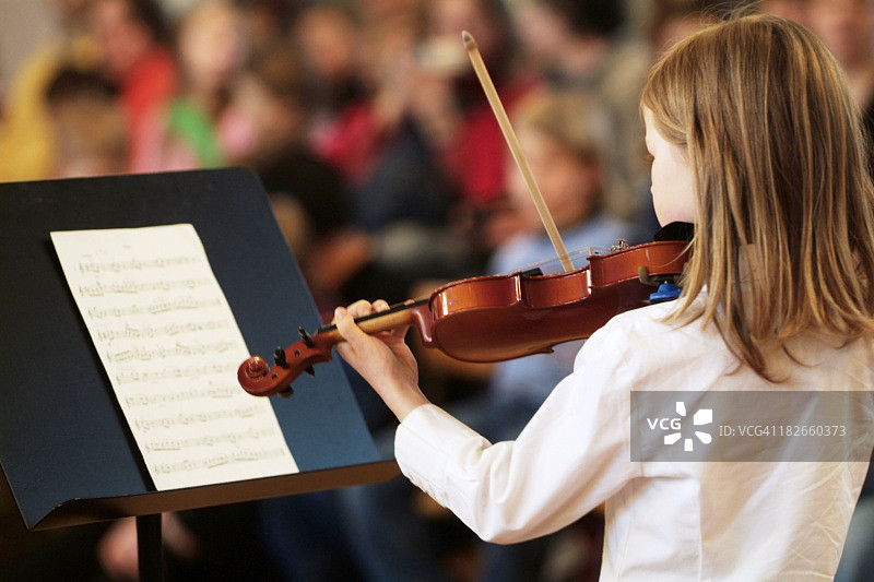小提琴的女孩图片素材