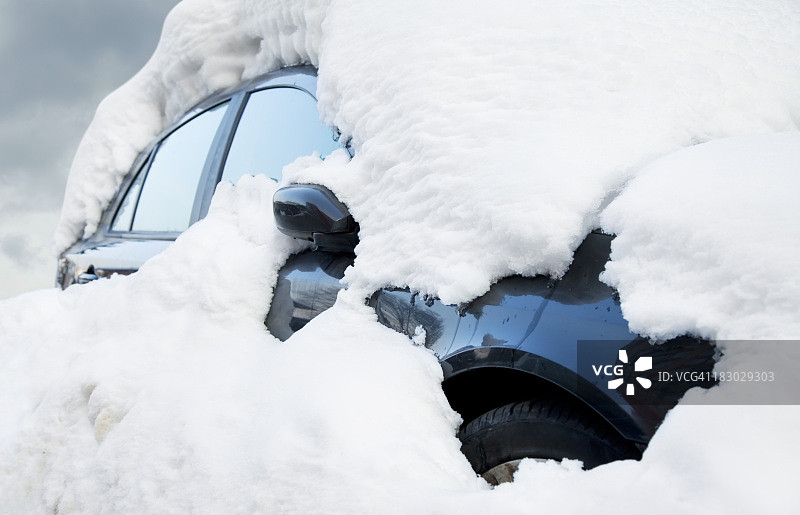 埋在雪中的汽车图片素材
