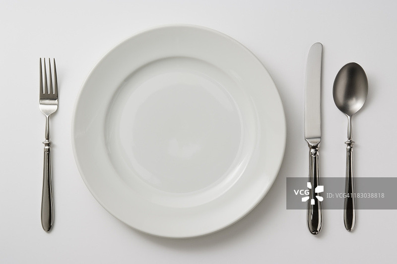 白色背景上盘子和餐具的孤立镜头图片素材