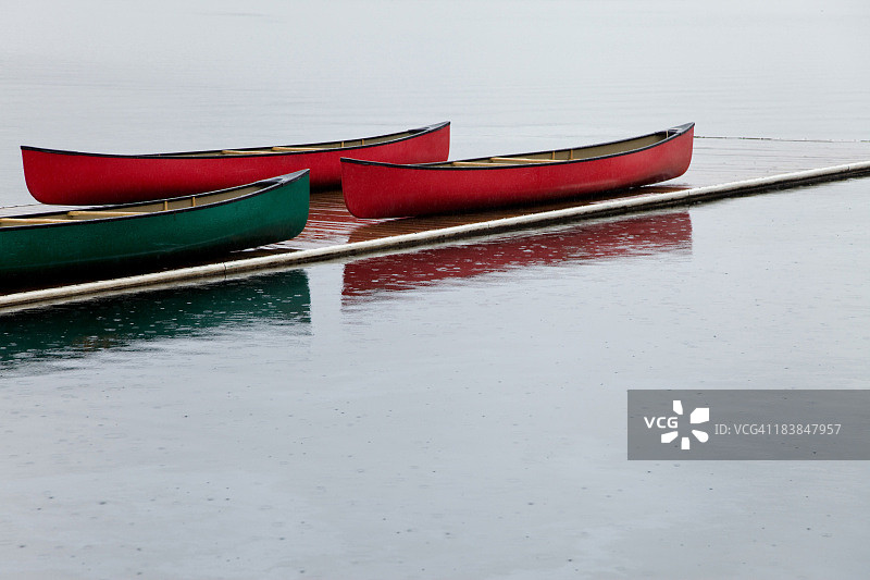 多雨的湖面上的独木舟图片素材