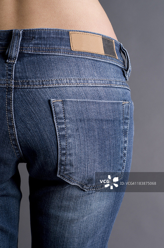 一个空白标签的牛仔裤的特写图片素材