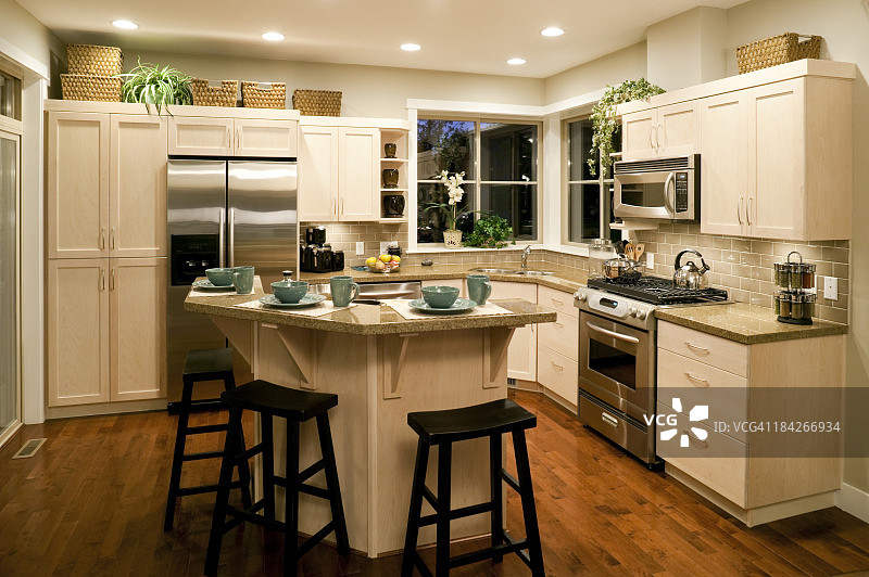 设计精美，明亮的现代家庭厨房图片素材