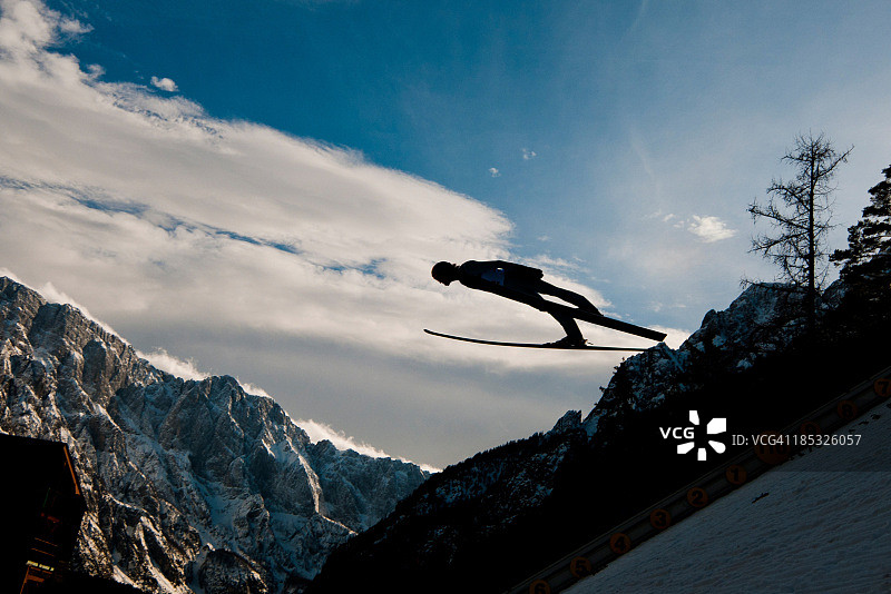 空中跳台滑雪的剪影图片素材