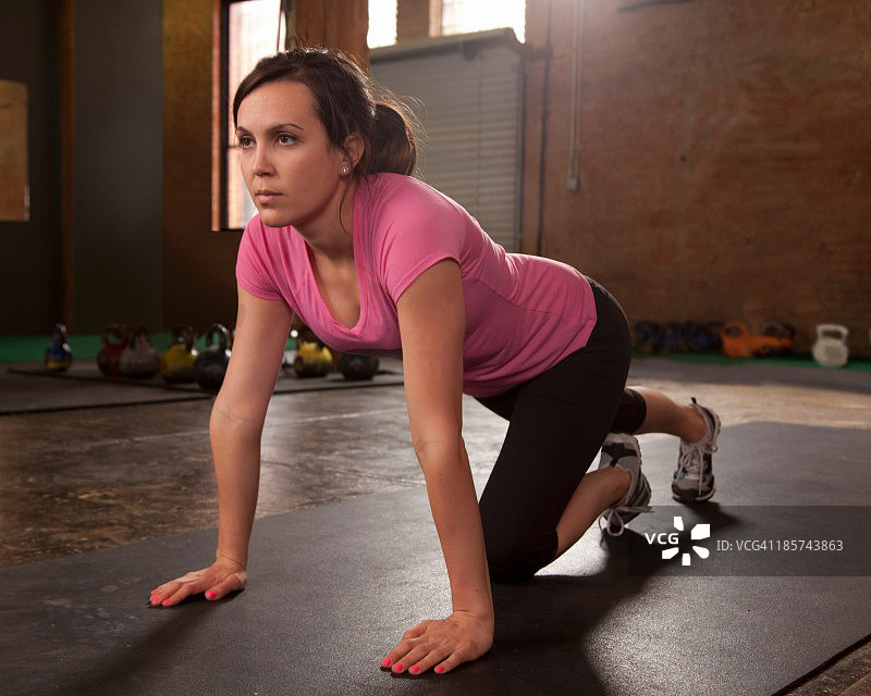 年轻女子在健身房锻炼图片素材