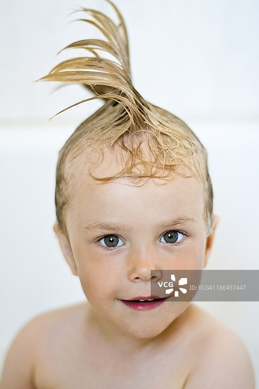 沐浴中的金发女孩图片素材