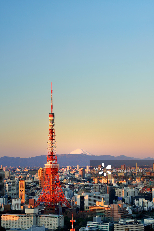 日出时的东京和富士山图片素材