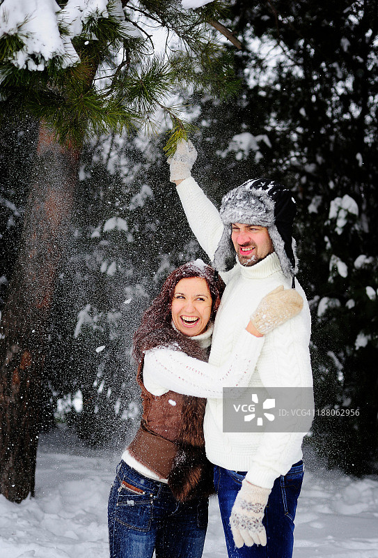 幸福的夫妇在雪中玩耍图片素材
