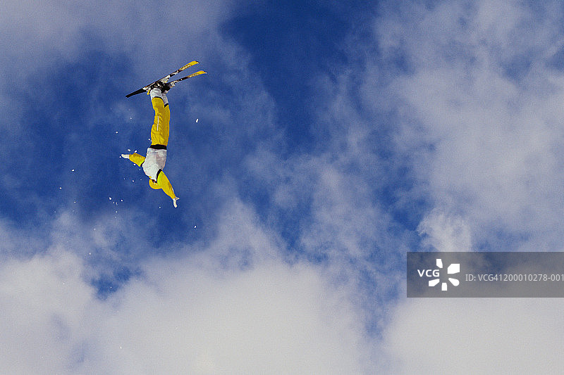 自由式空中滑雪者表演半空中翻转图片素材