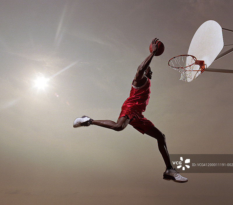 篮球运动员在半空中跳跃，正要扣篮图片素材