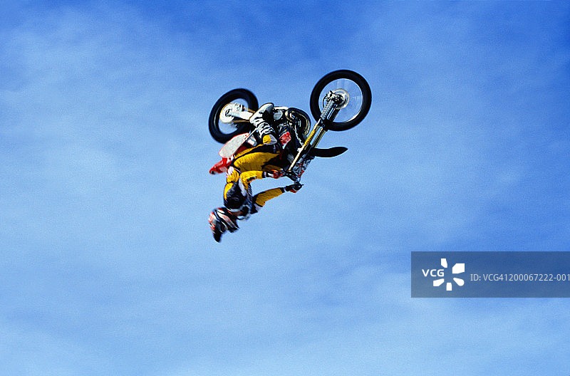 极限摩托车越野赛选手在半空中做后空翻图片素材