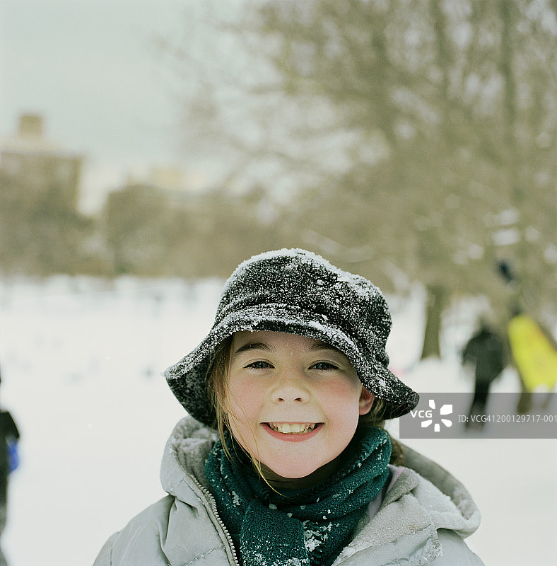 女孩(10-12)戴着雪帽在公园里，肖像，特写图片素材
