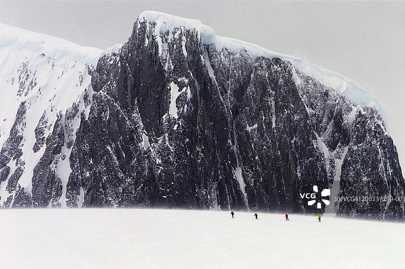 南极洲，帕尔默半岛，登山者向山上滑雪，夏天图片素材