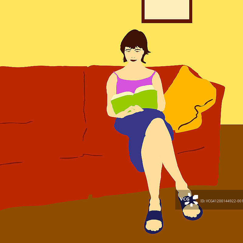 坐在沙发上看书的女人图片素材