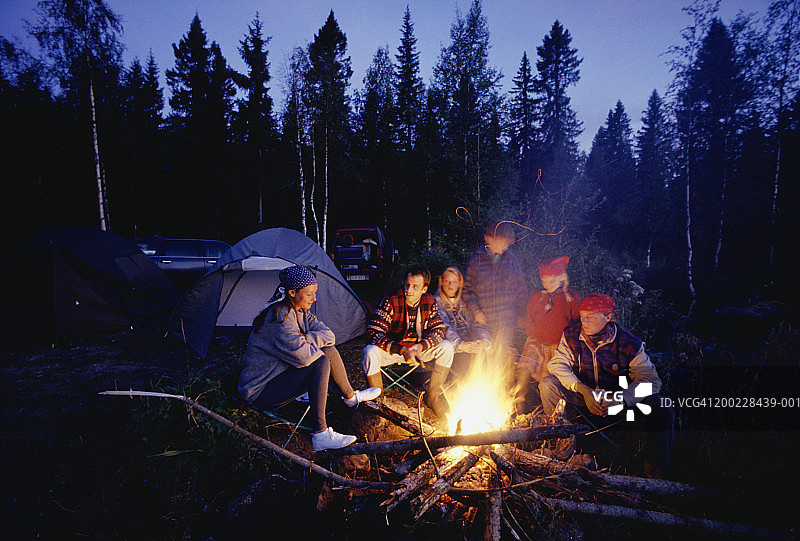 一群人坐在篝火旁图片素材