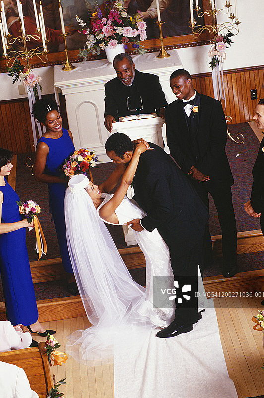新郎在婚礼上拥抱新娘，高视阔步图片素材