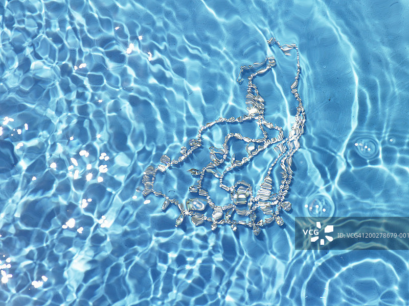 游泳池里的钻石项链图片素材