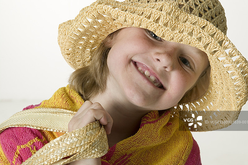 女孩(6-7)，戴着帽子，肩上扛着包，在工作室摆姿势，肖像，特写图片素材