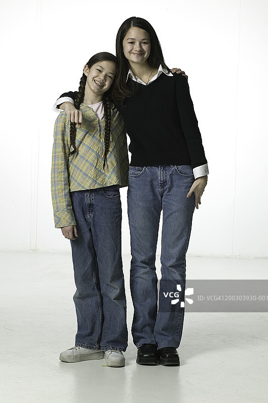 年轻女子和十几岁的女孩(13-14岁)在工作室摆姿势，肖像图片素材