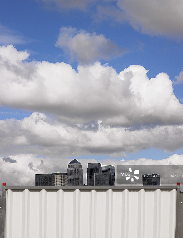英格兰，伦敦，金丝雀码头的天际线，从墙后看图片素材