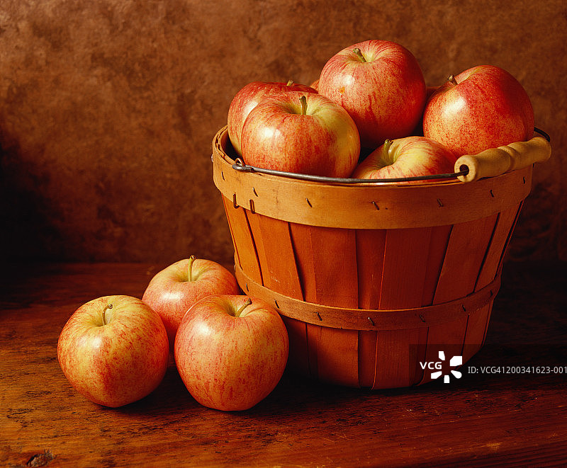 晚会苹果在篮子和木制表面图片素材
