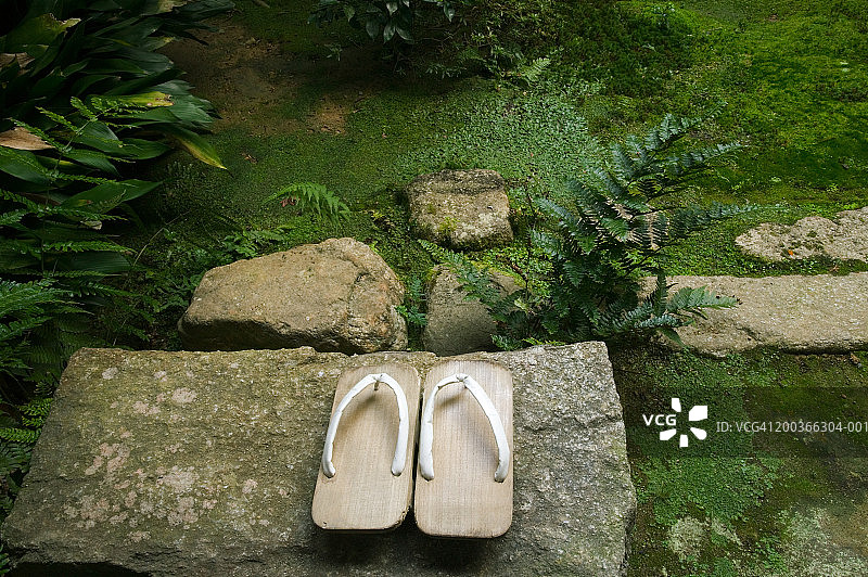 日本本州京都一家小旅馆外的木制拖鞋图片素材