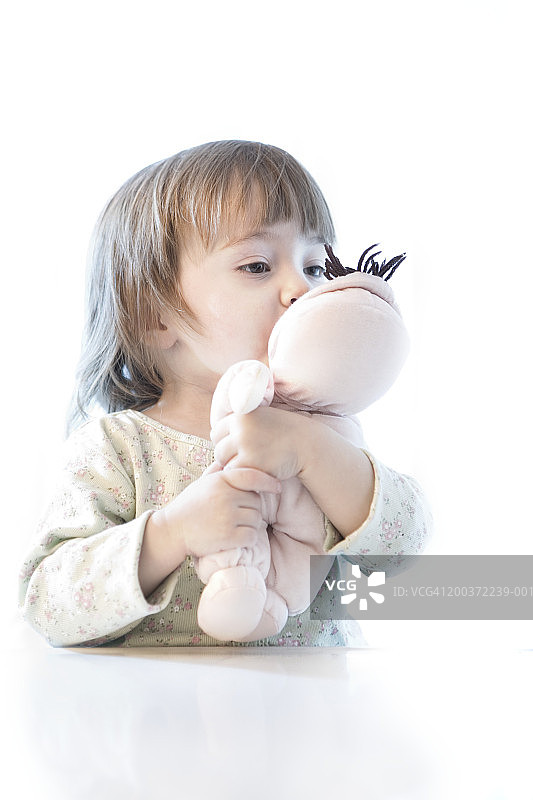 小女孩(21-24个月)亲吻布娃娃图片素材