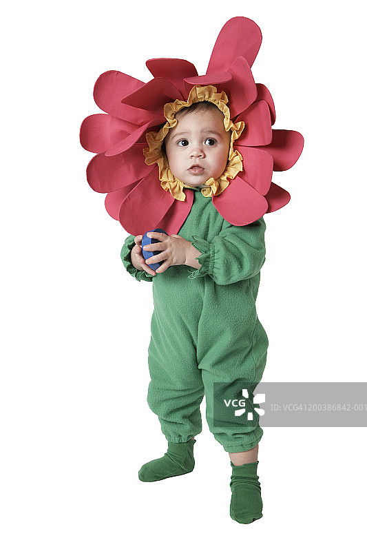 女婴(12-15个月)穿着花朵服装，看向别处图片素材