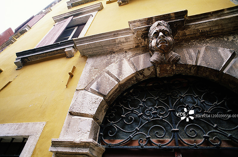 克罗地亚，Rovinj，建筑入口上方雕刻着石头头像图片素材